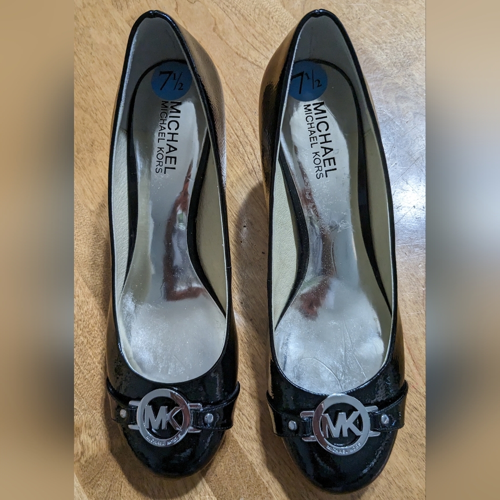 MICHAEL Michael Kors Black Patent Leather Logo Pumps
